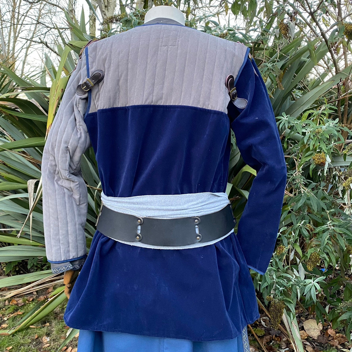 blue-grey padded gambeson with detacheable sleeves.