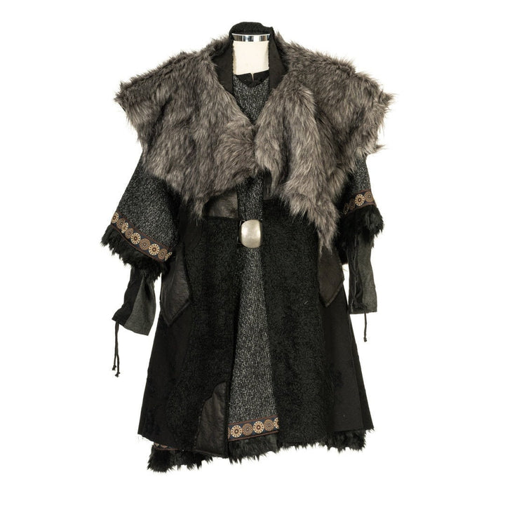 This LARP Fur Mantle is made from Faux Grey Fur and is reversable. On the other side there is Grey Faux Leather. The LARP Accessory is water resistant and has Woollen straps that can tie it to oneself. Perfect for LARP Characters & Cosplay.